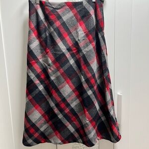 Used Chadwick’s skirt. Excellent condition. No smells !